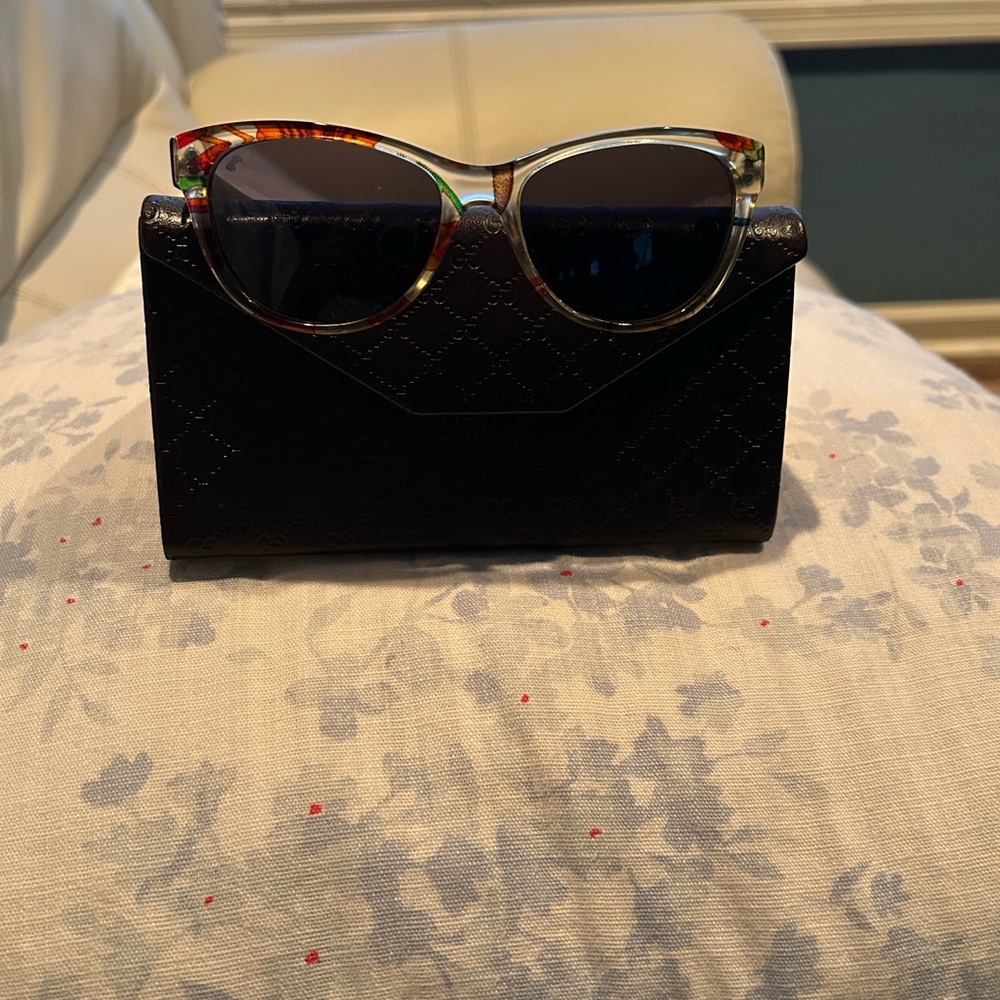 Gucci Stylish Sunglasses with Brown Case and cleaning cloth